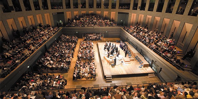 La sala dei concerti, la salle des concerts, è quasi minimal nel suo design essenziale e nelle sue forme semplici. Proprio la semplicità le permette molteplici trasformazioni per ospitare eventi i più diversi