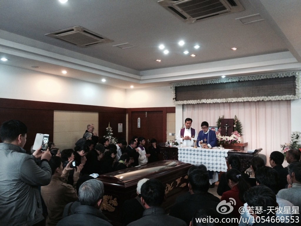 Da Weibo, le immagini delle messe che alcuni cattolici cinesi stanno officiando sul feretro di monsignor Fan, vescovo di Shanghai morto domenica a 97 anni. Inizialmente le autorità avevano messo la bara in una sala laica, ammettendo solo omaggi personali. Ma da due giorni è un continuo alternarsi di sacerdoti e fedeli, che pregano e dicono messe per il vescovo.