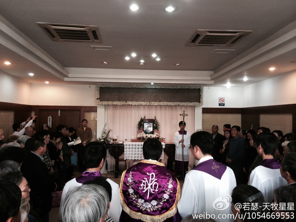 Da Weibo, le immagini delle messe che alcuni cattolici cinesi stanno officiando sul feretro di monsignor Fan, vescovo di Shanghai morto domenica a 97 anni. Inizialmente le autorità avevano messo la bara in una sala laica, ammettendo solo omaggi personali. Ma da due giorni è un continuo alternarsi di sacerdoti e fedeli, che pregano e dicono messe per il vescovo.