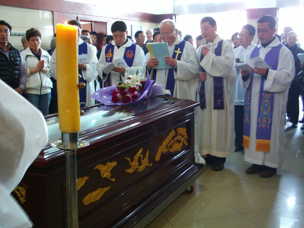 Da Weibo, le immagini delle messe che alcuni cattolici cinesi stanno officiando sul feretro di monsignor Fan, vescovo di Shanghai morto domenica a 97 anni. Inizialmente le autorità avevano messo la bara in una sala laica, ammettendo solo omaggi personali. Ma da due giorni è un continuo alternarsi di sacerdoti e fedeli, che pregano e dicono messe per il vescovo.