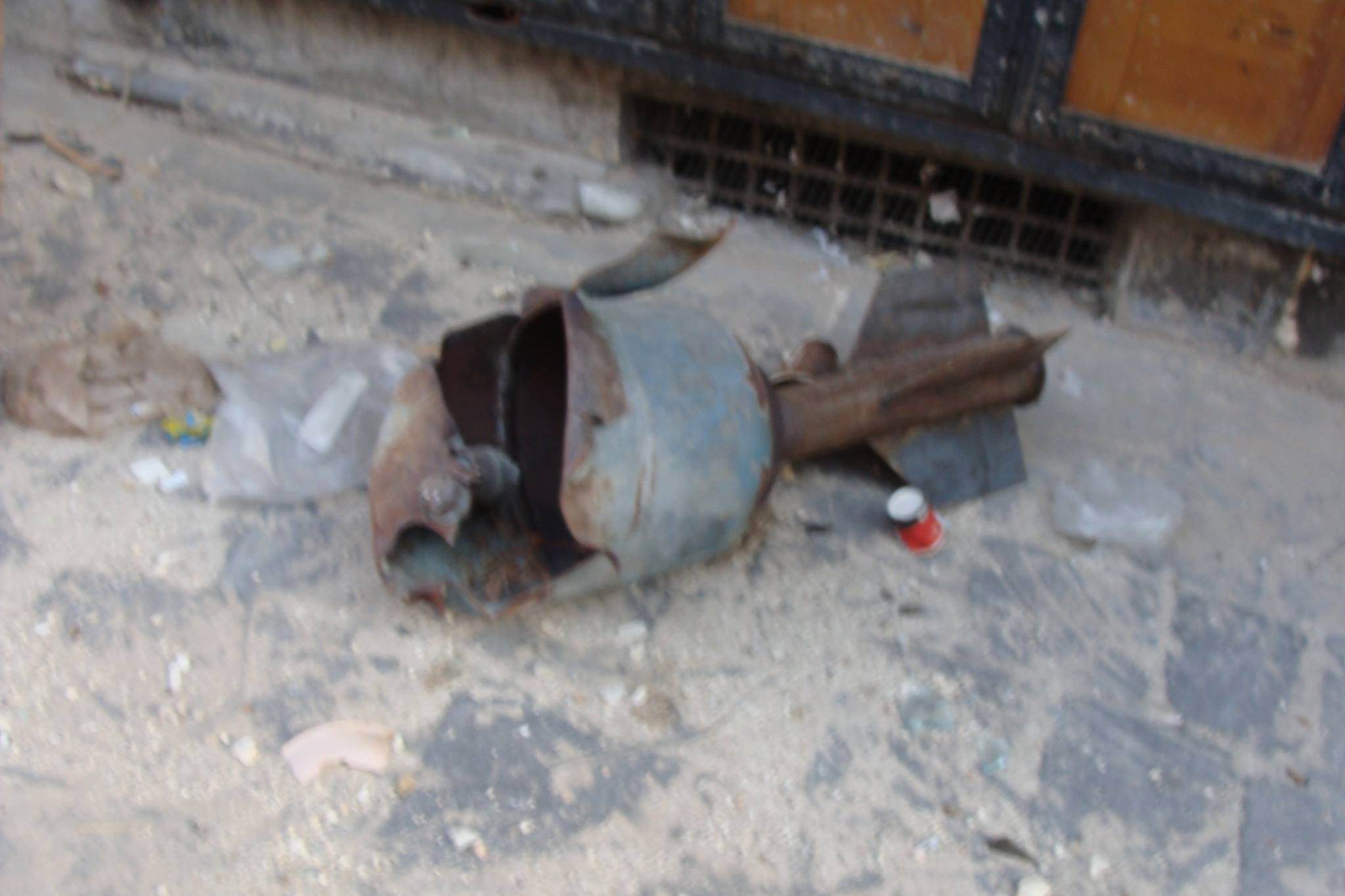 A devastare la sede una delle tante «bombe fai-da-te» dei ribelli: bombola del gas ripiena di esplosivo C4 e schegge di ferro, scagliata con un cannone artigianale. (Foto di Rodolfo Casadei per Tempi)
