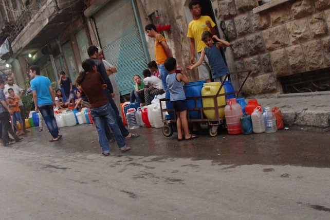 Ad Aleppo è tornata l'acqua questo fine settimana. Ma per averla gli abitanti devono fare lunghe code. (Foto di Rodolfo Casadei per Tempi)
