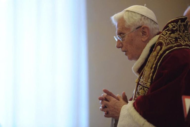 Con la sua rinuncia il Papa costringe il mondo a fare i conti con un Mistero irriducibile