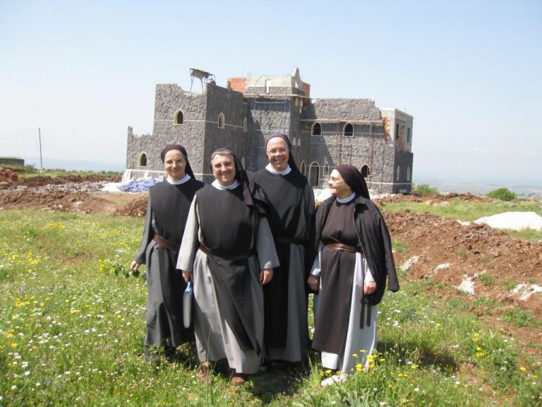 Il monastero in mezzo alla guerra «assurda e atroce». Quattro suore italiane trappiste in Siria