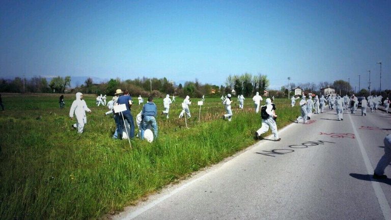 Blitz anti-ogm sui campi di Fidenato: «Lanciato fumogeno anche in casa, dove c’era un bambino»
