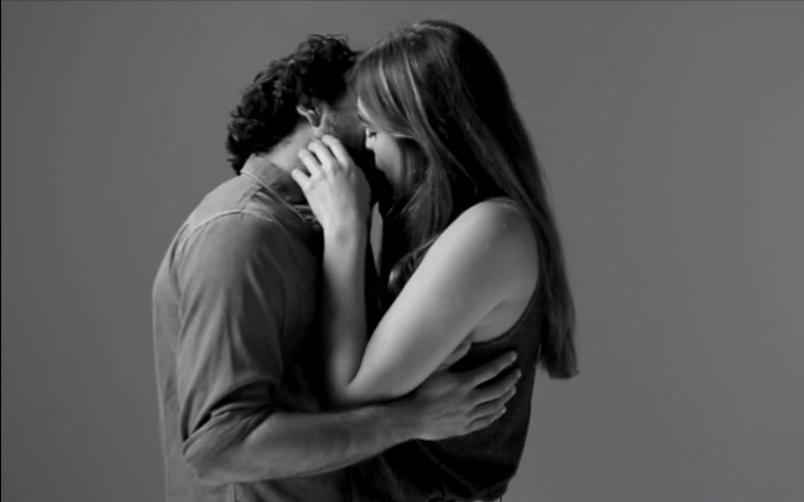 The first kiss. Il [link url=https://www.tempi.it/the-first-kiss-il-primo-bacio-e-i-quaranta-milioni-di-allocchi-che-pensavano-fosse-amore-e-invece-era-una-pubblicita#.UyMKlFF5NQY]primo bacio[/link] e i quaranta milioni di allocchi che pensavano fosse amore e invece era una pubblicità