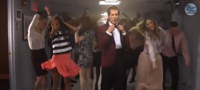 Kevin Bacon balla Footloose per celebrare i 30 anni del film