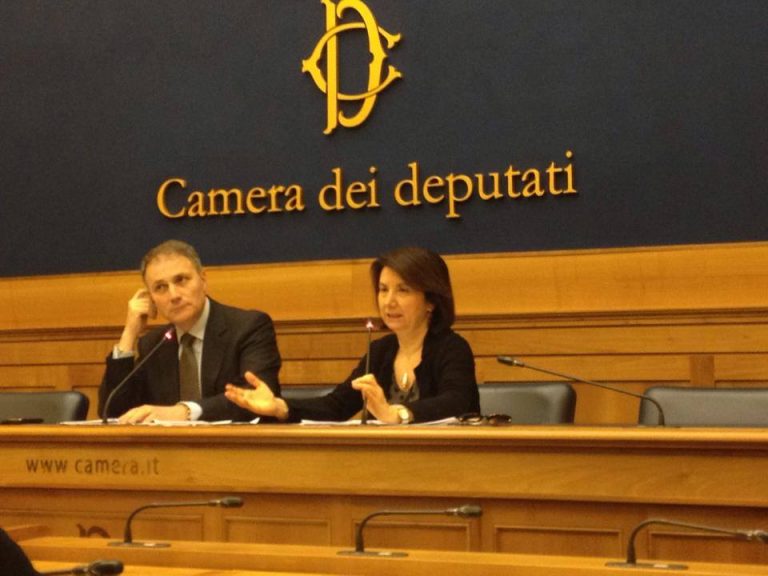 «Vogliono rieducare i figli senza il consenso dei genitori». Libretti Unar, Roccella e Pagano presentano un disegno di legge
