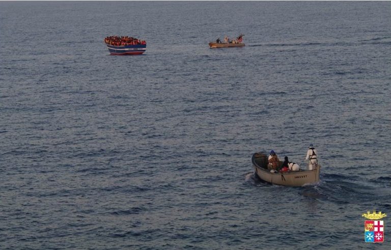 Imbarcazione affondata al largo di Lampedusa, soccorse 210 persone