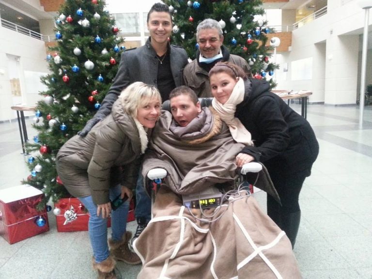 Colpito da un fulmine, è uscito dal coma. Per i medici andava lasciato morire, ma la famiglia lotta per lui