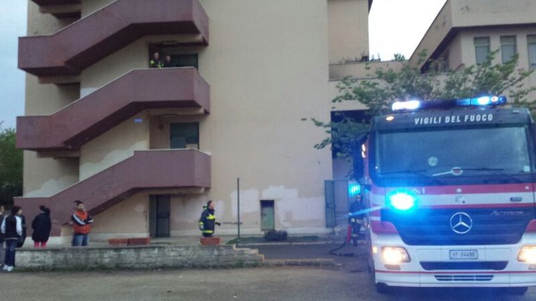 Roma, sei incendi in tre mesi in una scuola steineriana. Genitori costretti a fare le ronde per evitare occupazioni abusive