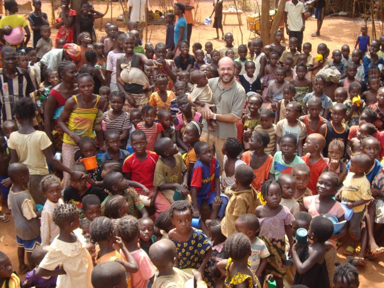 Centrafrica. Seimila profughi di guerra in un convento. L’ospedale, le nascite e la chiesa “occupata” dai bambini. «È una grazia»