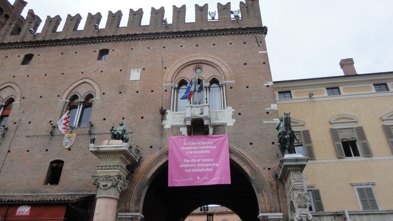 Il Comune di Ferrara dà il benvenuto a quegli omofobi intolleranti delle Sentinelle in piedi