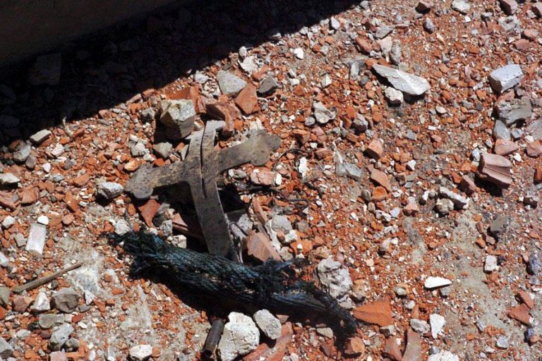 Siria. Chiese distrutte, croci spaccate, «profanata la tomba di un sacerdote». Foto del villaggio armeno di Kessab