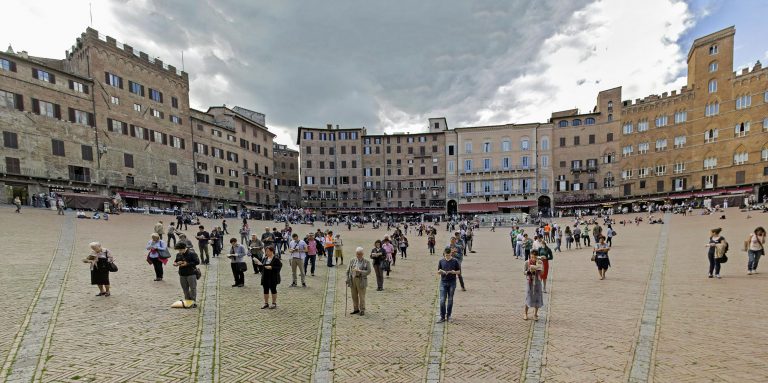 Contestazioni e insulti. E ora il sindaco di Siena vuole pure impedirci di scendere in piazza