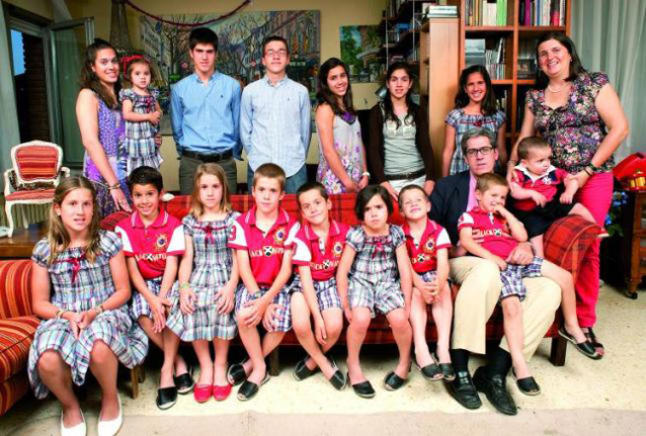 Cento uova e 240 litri di latte al mese. Rosa, madre di 15 figli, spiega in un libro come «trovare la felicità tutti i giorni»