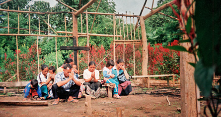 Orando en una iglesia desmantelada de Laos