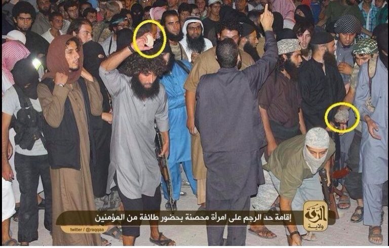 Siria, due donne lapidate nelle piazze del califfato: per i giudici della sharia erano colpevoli di adulterio