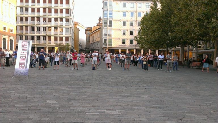 A Reggio Emilia c’è chi invoca «le bombe di Gaza sulle Sentinelle». E il Pd si spacca sull’estremismo Lgbt