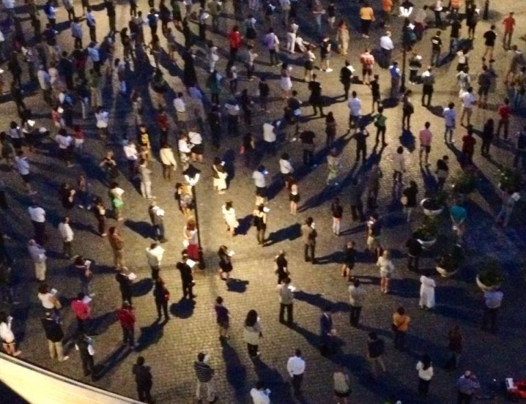 Perché il fresco silenzio delle Sentinelle in piedi dà fastidio a un potere ammuffito