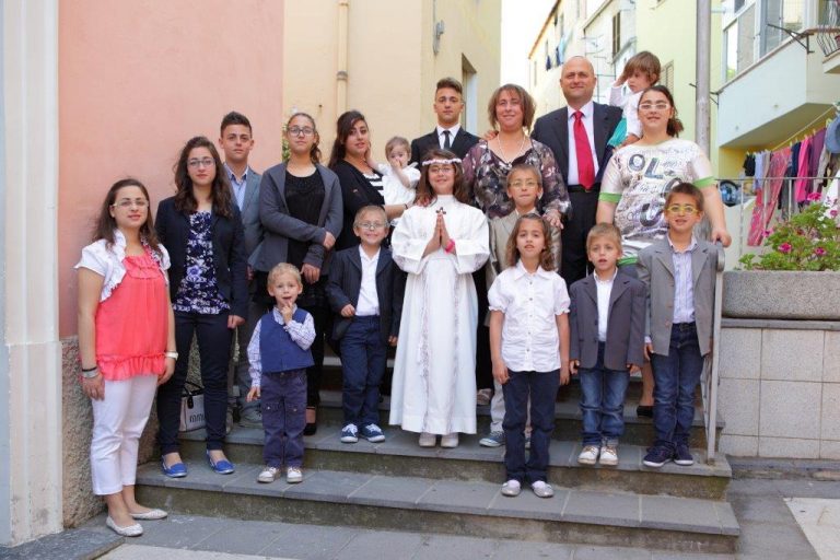 A Sanremo gli Anania coi loro 16 figli: «Siamo una famiglia straordinariamente normale»