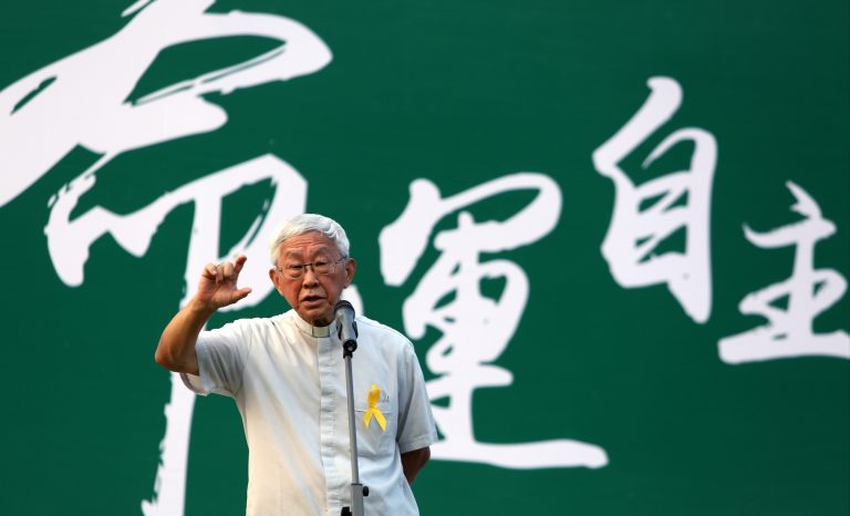 Hong Kong, intervista al cardinale Zen in piazza con gli studenti: «Siamo pronti ad andare in prigione per la democrazia»