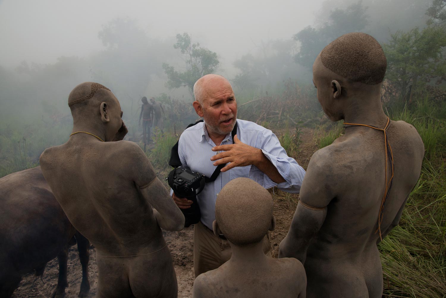 Steve McCurry che parla con un uomo della tribù Surma, Omo Valley, Ethiopia, 2012