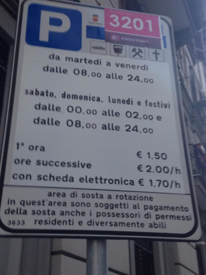 La segnaletica modificata nottetempo (col bollino rosa in alto a destra) per trasformare i parcheggi in area a pagamento per tutti