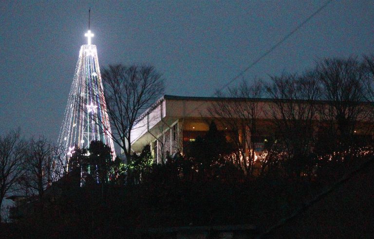 La Corea del Sud abbatte la mega struttura sgradita al Nord comunista: un albero di Natale