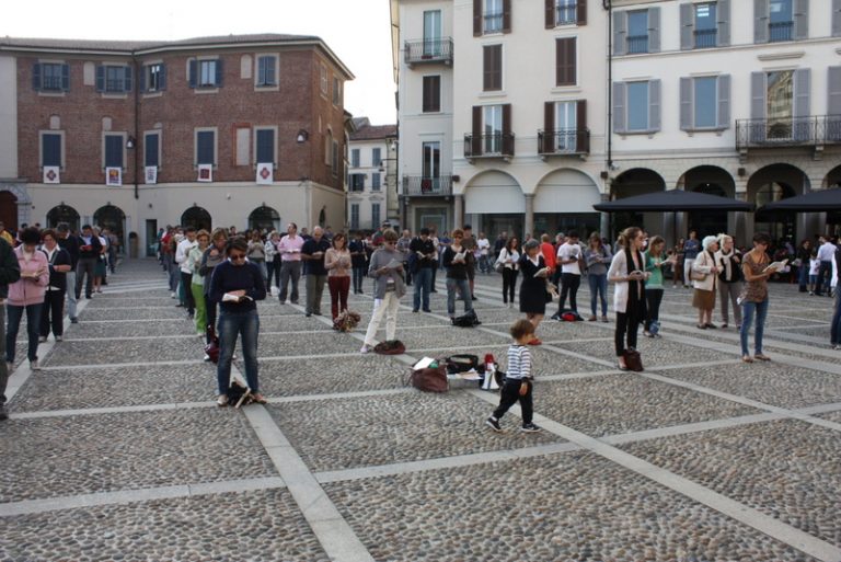 Le Sentinelle in piedi si preparano a vegliare in 10 piazze
