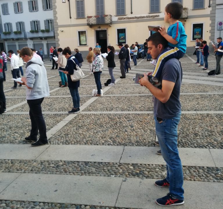 Chi è che vuole una visione morale del mondo? Noi il libro e il silenzio, loro lo sputo e il bastone. Perciò, sentinelle, in piedi