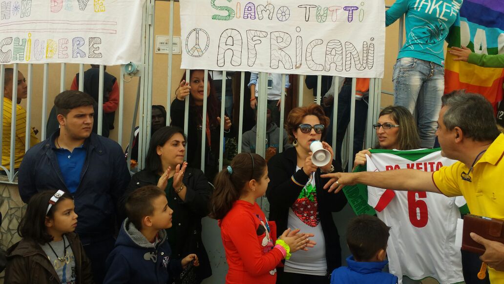 La protesta di ieri a Camaro davanti Casa Mosé