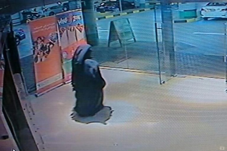 Maestra americana assassinata in un bagno di Abu Dhabi da una donna velata. «Omicidio legato allo Stato islamico?»