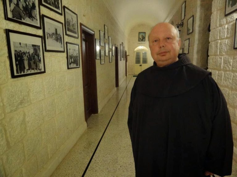 Siria, padre Hanna: «Il nostro Natale sotto Al Qaeda. Rimarremo cristiani fino all’ultima goccia di sangue»
