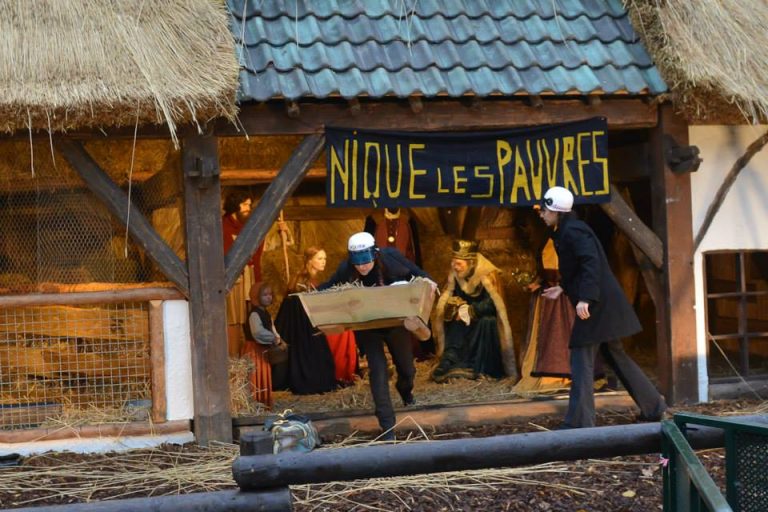 Bruxelles, portano via Gesù dalla natività in piazza e prendono a manganellate Giuseppe e Maria. «Gesto ironico»