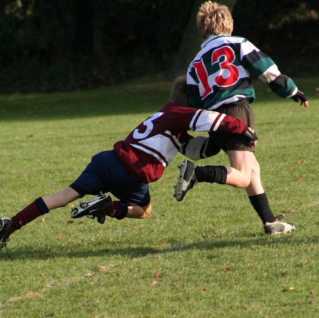 rugby-bambini-placcaggio-wikimedia