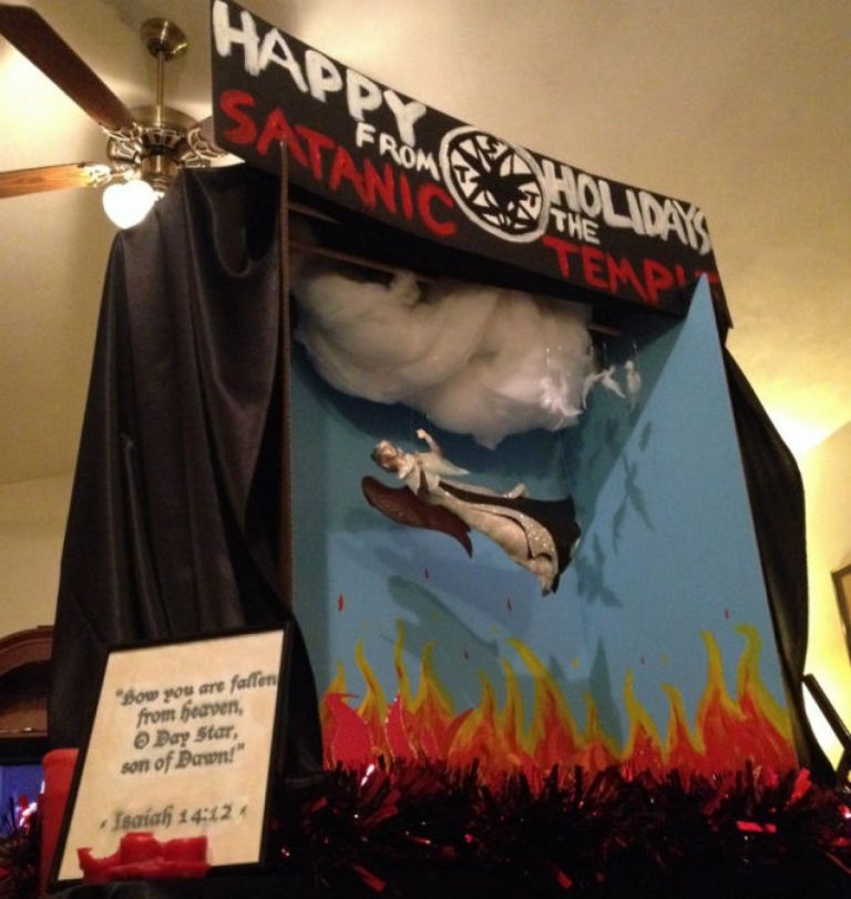 Florida, buffonata satanica: di fianco al presepe approvata rappresentazione del Diavolo che scende negli Inferi