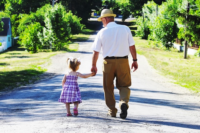 nonno-bambina-shutterstock_104068700