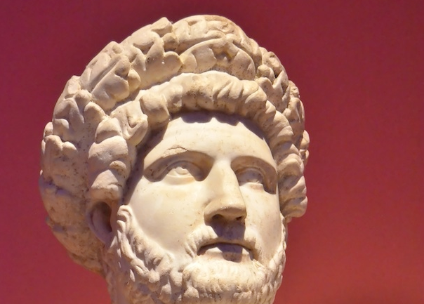 Il tramonto dell’Occidente spiegato attraverso la decadenza romana. Le memorie di Adriano