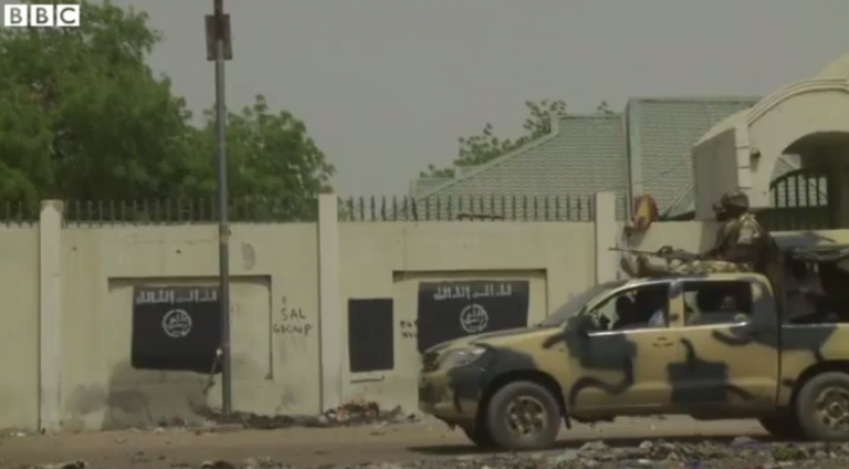 La bandiera nera di Boko Haram sventola su Baga, dopo il massacro del 2015