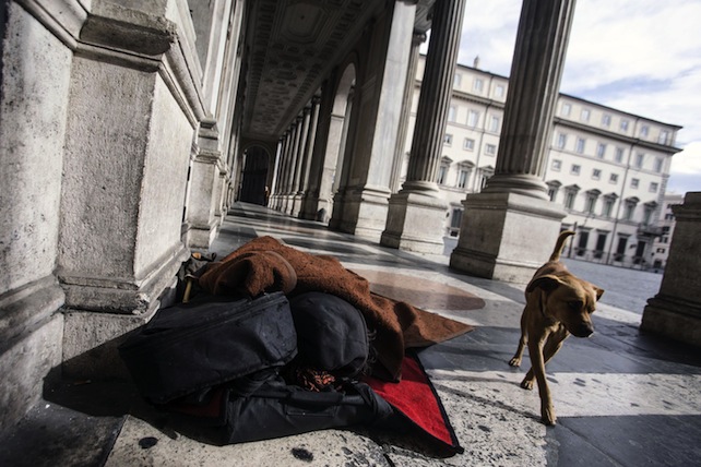 Senzatetto dorme difronte palazzo Chigi