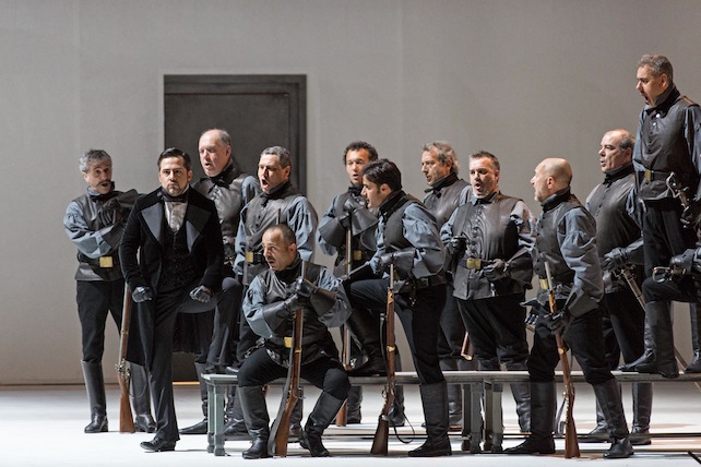 Lucia di Lammermoor_Un momento,Marco Caria(Enrico)e il Coro_©Yasuko Kageyama-Opera di Roma 2014-15_8318