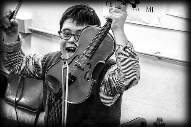 AllegroModerato e il miracolo della musica che fa nascere l’armonia da corpi disarmonici