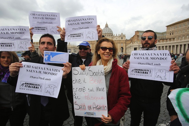 Pasqua:manifestazione animalisti a San Pietro contro strage agnelli