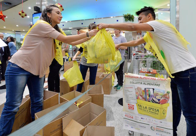 Crisi: giornata colletta alimentare, Martina dona sua spesa