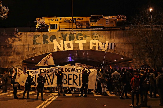 Tav: manifestazione a Firenze, scritte e fumogeni