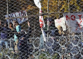 La protesta dei NO TAV durante la visita del Ministro dei Trasporti Maurizio Lupi nel cantiere TAV a Chiomonte, 22 Dicembre 2014 ANSA/ ALESSANDRO DI MARCO