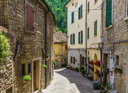 paese-campagna-toscana-italia-shutterstock_242019406