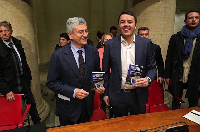 >>>ANSA/RENZI PRESENTA LIBRO D'ALEMA CHE GLI REGALA MAGLIA TOTTI