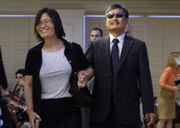 epa04238406 Chinese civil rights activist Chen Guangcheng (R) and his wife Weijing Yuan (L) arrive for the event '25 Years After Tiananmen: A discussion with Chen Guangcheng', at the American Enterprise Institute in Washington DC, USA, 03 June 2014. A blind, self-taught lawyer that fled house-arrest in rural China, Chen Guangcheng spoke ahead of the 25th anniversary of the crackdown on democracy activists that took place in Beijing 04 June 1989.  EPA/MICHAEL REYNOLDS